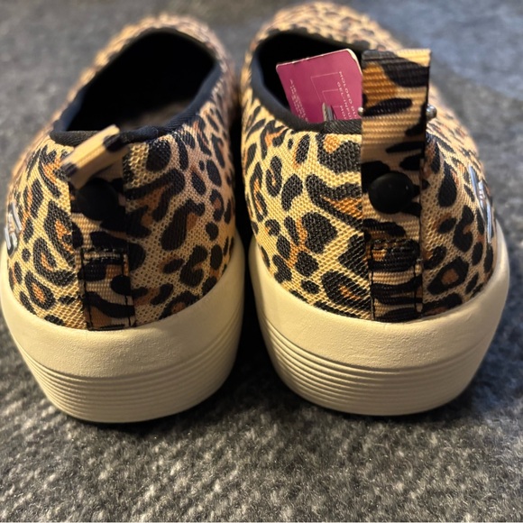 Skechers Memory Foam Air Cooled Leopard Slip On Size 8 NWT - Picture 4 of 8